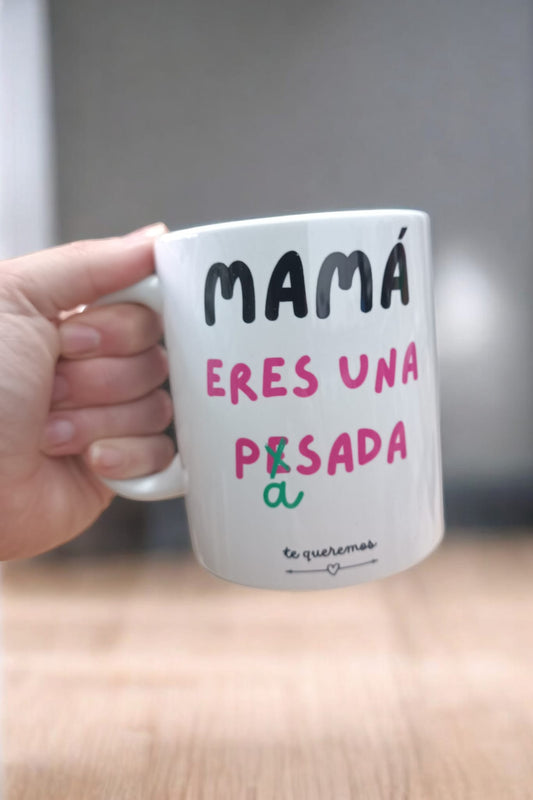 Taza Mamá Eres Una Pesada☕